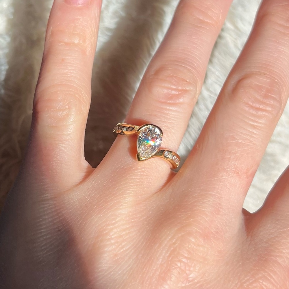 18KT GE Teardrop Ring